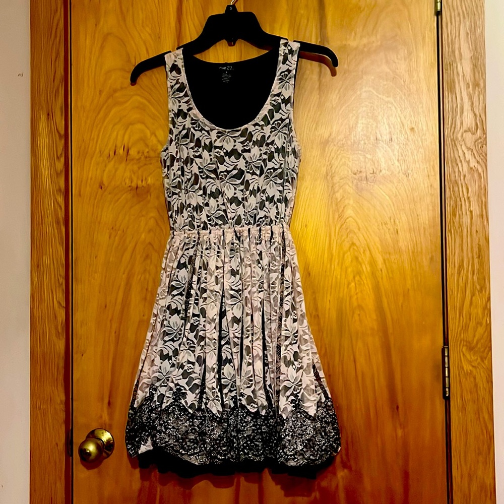 2 dressed, Rue 21 & Roulette - Picture 2 of 9